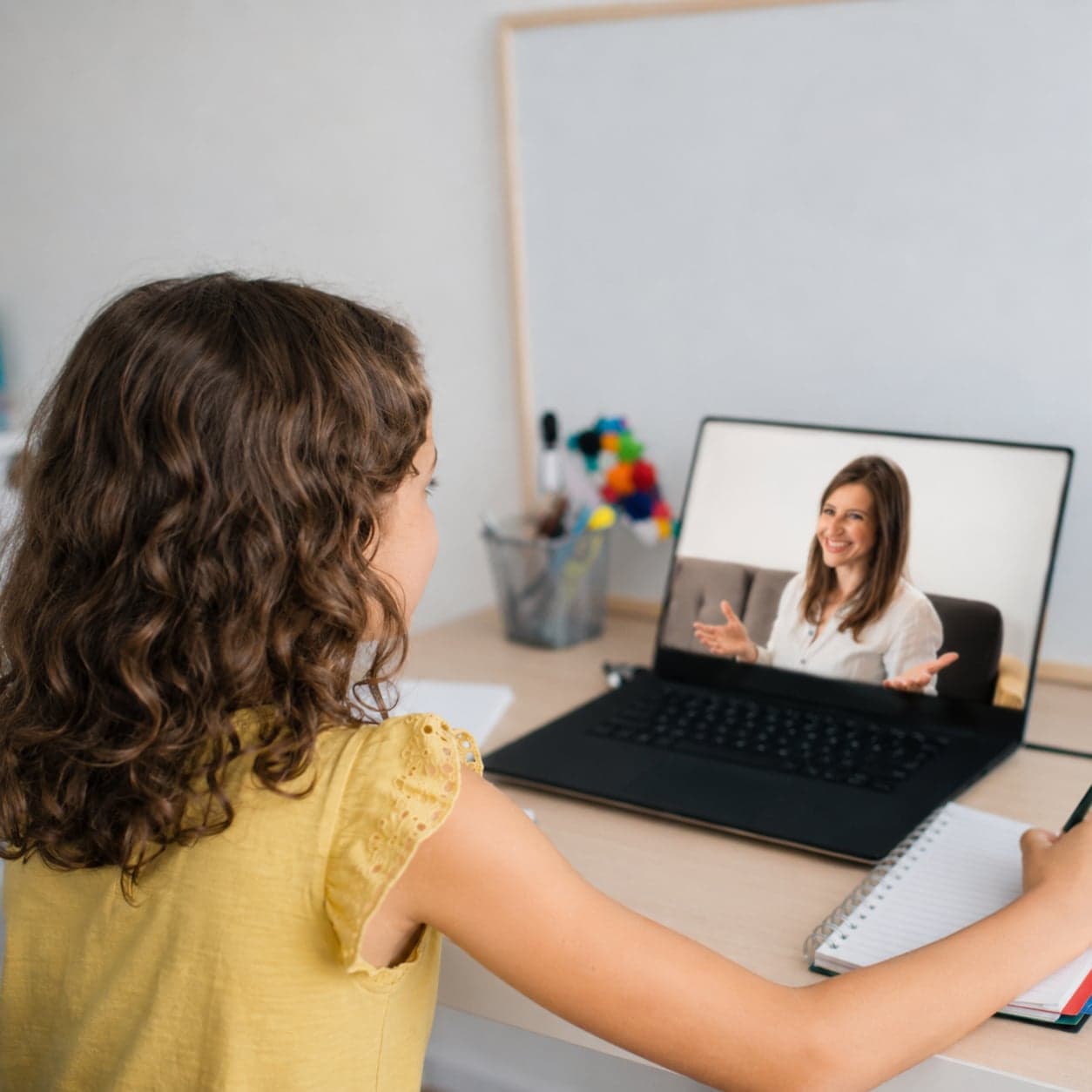 A student participating in a virtual speech therapy session with Rosalyn Daitch.